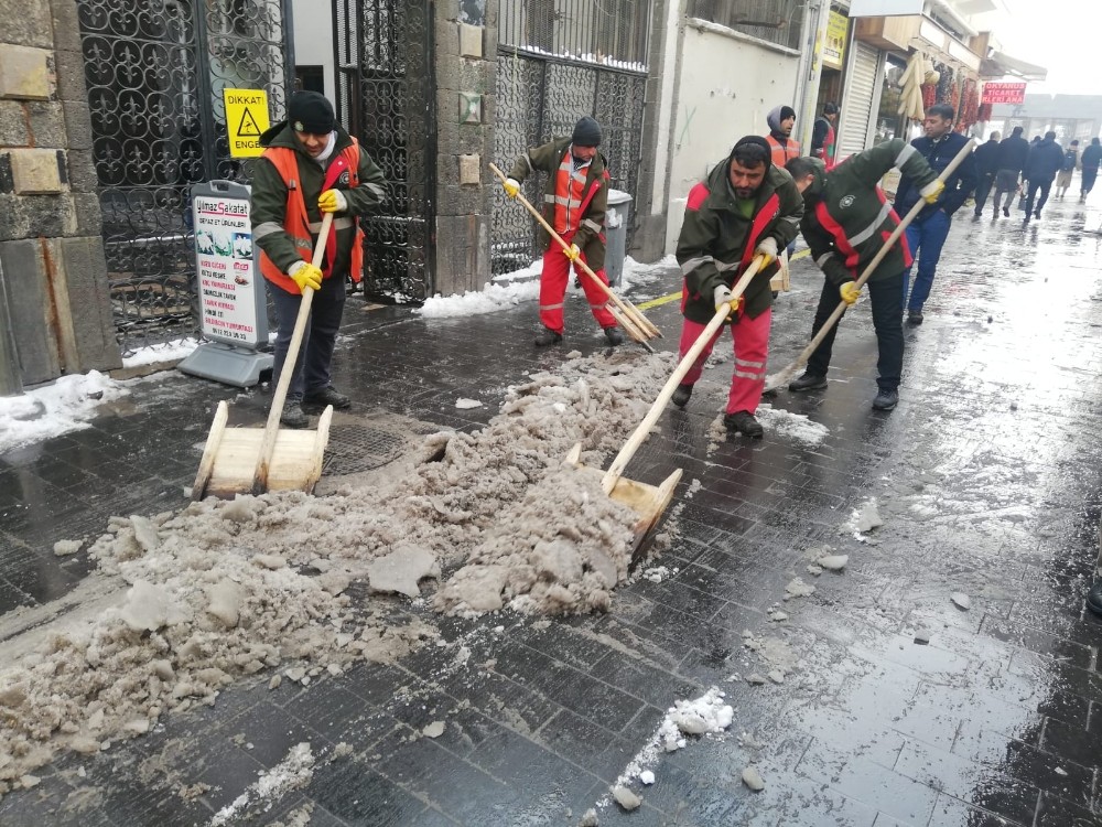 Kaldırımlarda kar temizleme çalışmaları devam ediyor 