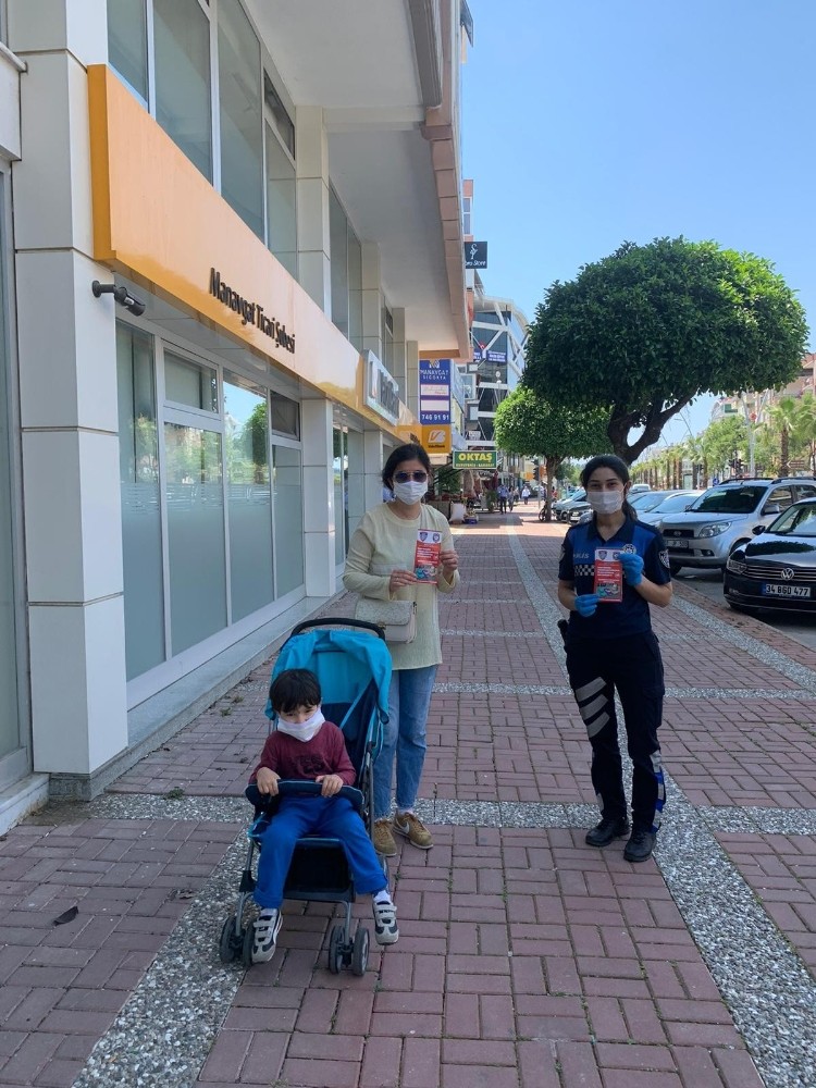 Kaldırımlarda park halindeki araçların camlarına uyarı broşürü bıraktılar. 