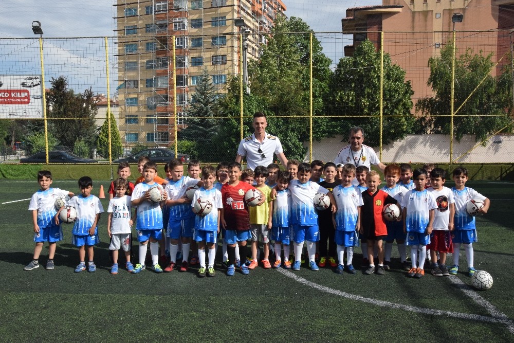 Kaleci Ebrar’dan Eskişehirspor yaz okuluna ziyaret 