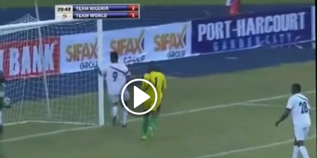 Kaleci gol atan Eto'o'yu kovaladı