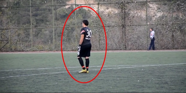 Kaleci, sahaya rakip takımın formasıyla çıktı