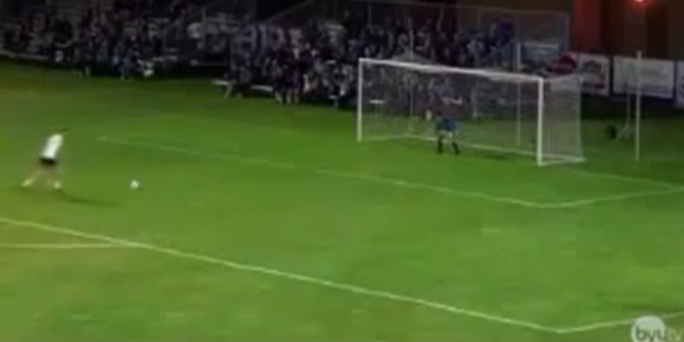 Kalecinin 'başına' gelmeyen kalmadı -VİDEO