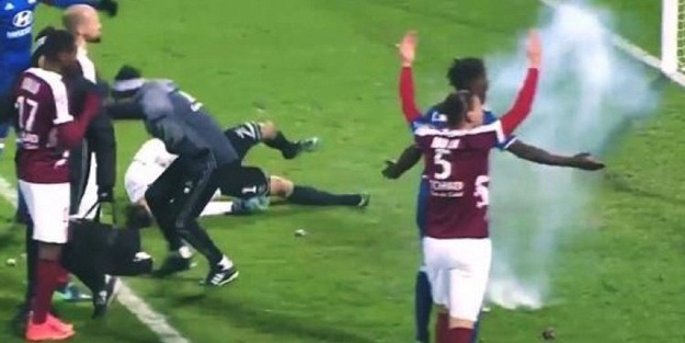 Kaleciye patlayıcı atıldı! Maç tatil edildi