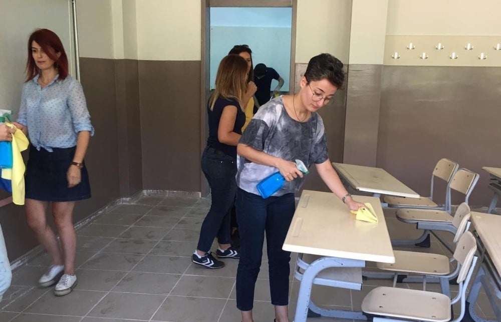 Kalem tutan eller, bu defa temizlik yaptı 