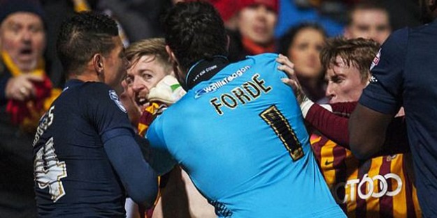 Kalesinden koşup geldi! Yumruklar konuştu