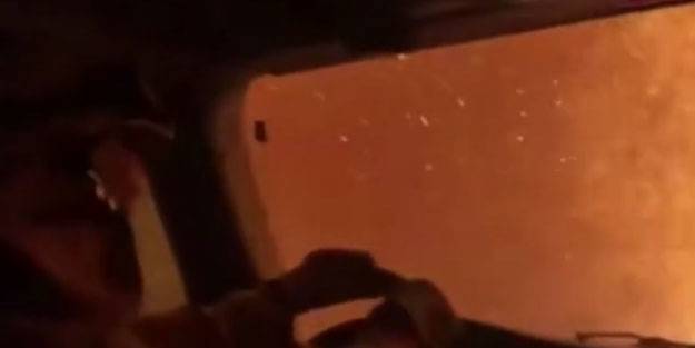 Kaliforniya'da itfaiye araçları alevlerin içinden geçiyor