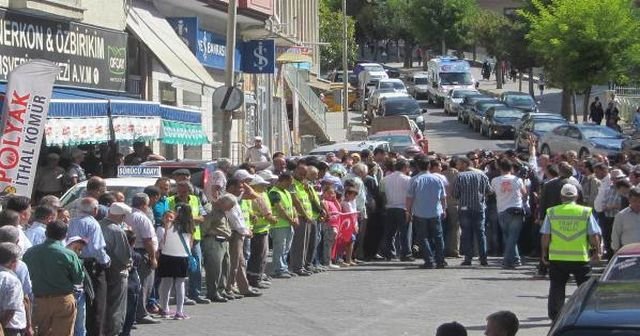 Kalkınma Bakanı Elvan’la selamlaşma kuyruğu