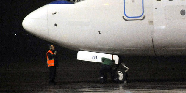 Kalkışa hazırlanan yolcu uçağının...