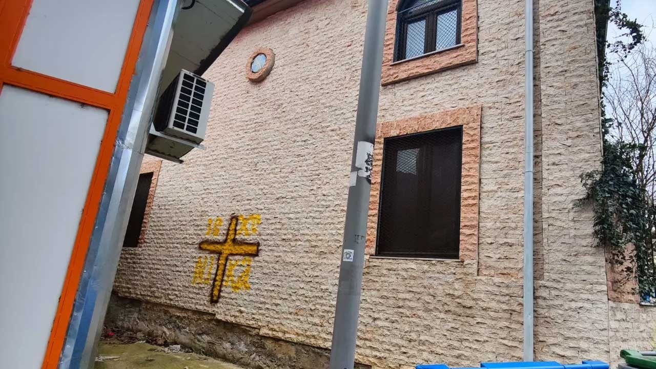 Kalleşlerden Ramazan’da alçak provokasyon! Cami duvarına haç çizildi