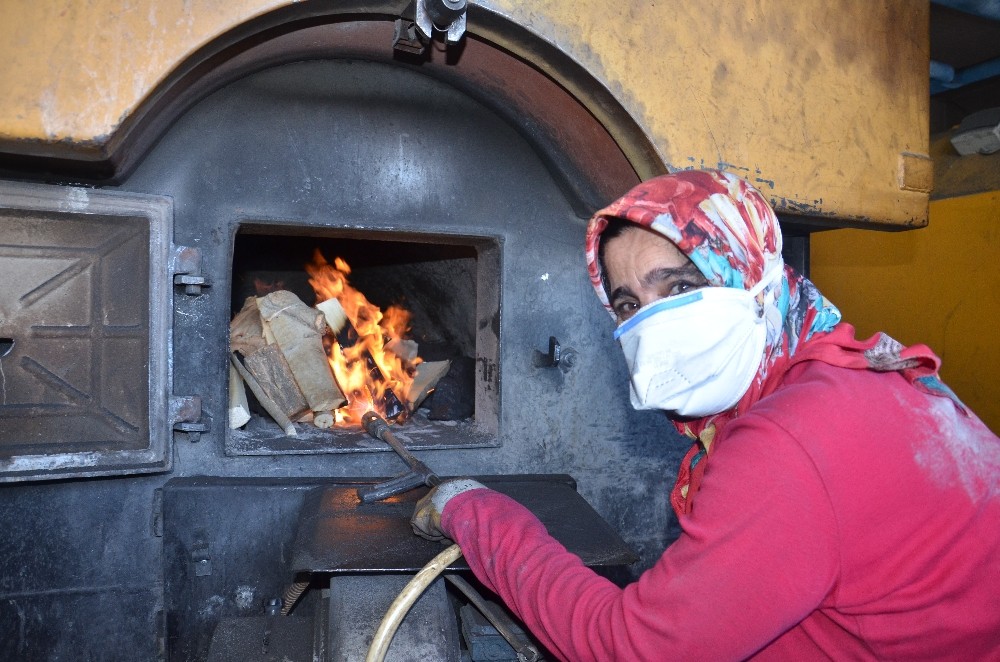 Kalorifer ateşçisi kadın azmiyle örnek oluyor 