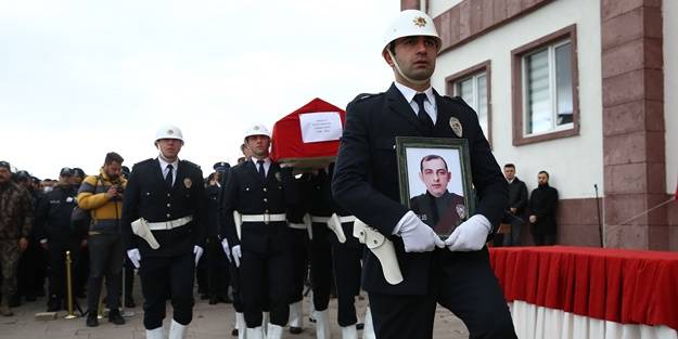 Kalp krizi geçiren polis hayatını kaybetti