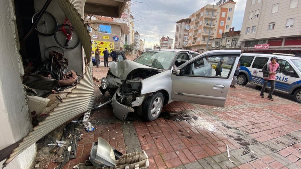 Kalp krizi geçiren sürücünün aracı iş yerine daldı 