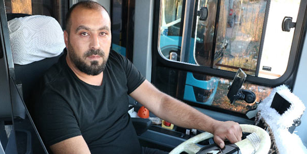 Kalp krizi geçiren yolcuyu acil servise kadar kucağında taşıdı