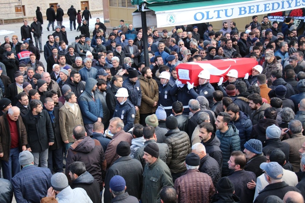 Kalp krizi geçirerek hayatını kaybeden polis memuru, son yolculuğuna uğurlandı 