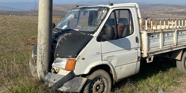 Kalp krizi geçirip kamyonetiyle direğe çarpan sürücü hayatını kaybetti