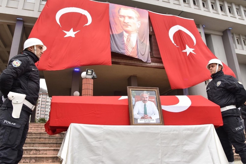 Kalp krizinden hayatını kaybeden Espiye Kaymakamı Baştürk memleketine törenle uğurlandı 