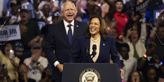 Kamala Harris başkan yardımcısı adayı Tim Walz ile ilk seçim mitingini yaptı