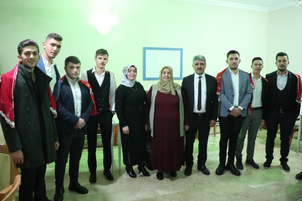 Kaman ilçesi Kurancılı Beldesinde, vatani görevine gidecek gençlere kına gecesi düzenlendi 