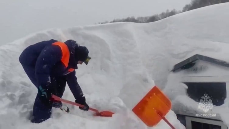 Kamçatka'da beyaz esaret: Son 30 yılın rekor kar yağışı can aldı!