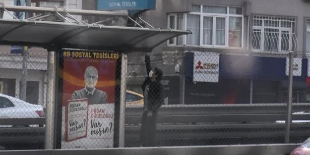Kameralara böyle yansıdı! Metrobüs durağında deşifre oldu