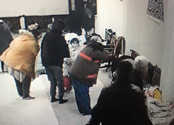 Kameralara yansıyan bu görüntüler yürekleri ısıttı! Yaşlı adam deprem anında bunu yaptı