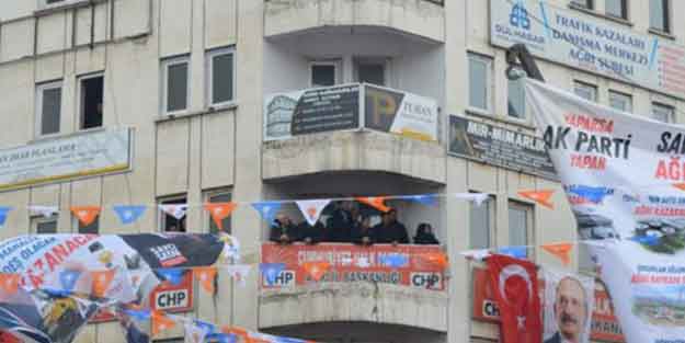 Kameralardan kaçmadı! Başkan Erdoğan'ı balkondan takip etti