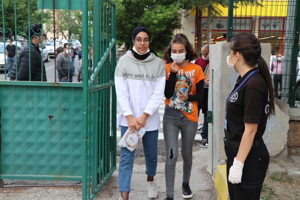 Kameraları gören okul müdürünün aklına sosyal mesafe kuralı geldi 