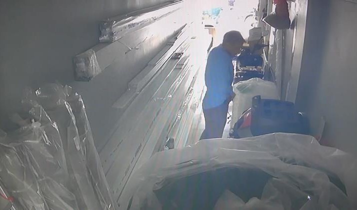 Kameraya anbean yansıdı! Bakın pişkin hırsız 5 bin lirayı nasıl çaldı