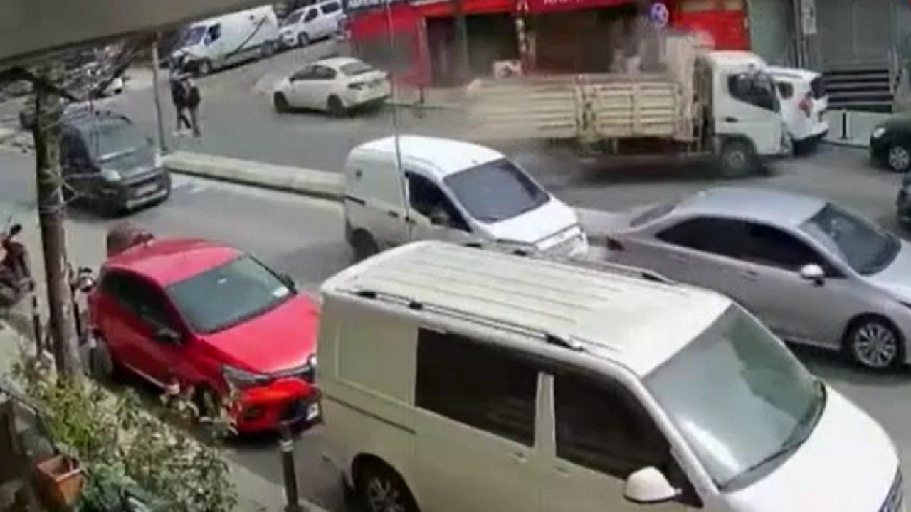 Kameraya böyle yansıdı! Avcılar’da kamyonet dehşet saçtı