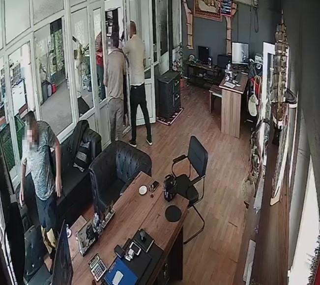 Kameraya yansıyan korkunç anlar! İş yerine satırlı sopalı baskın!