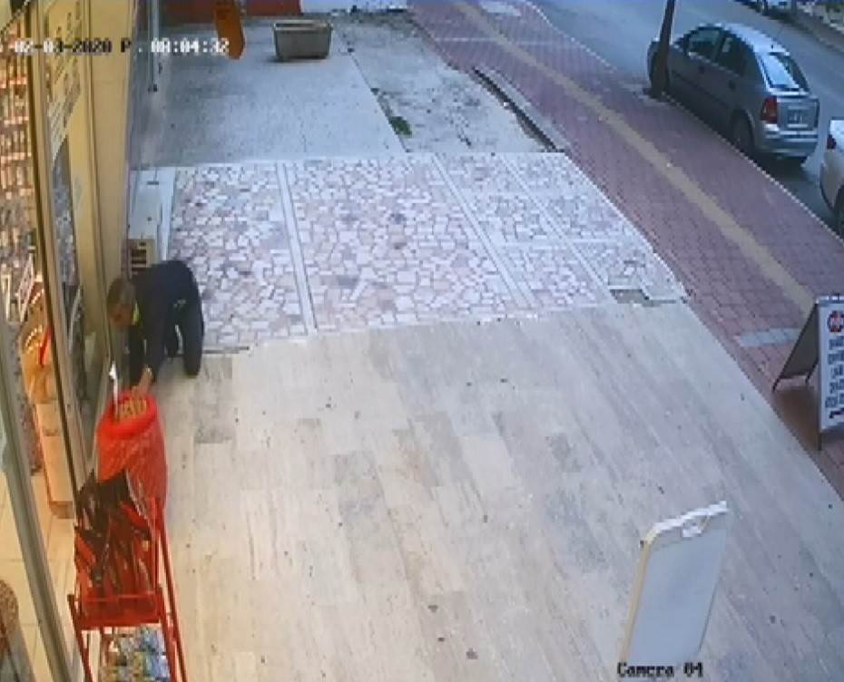 Kampanyadaki cevizleri ’yengeç’ gibi çaldı, ardından kendi sattı 