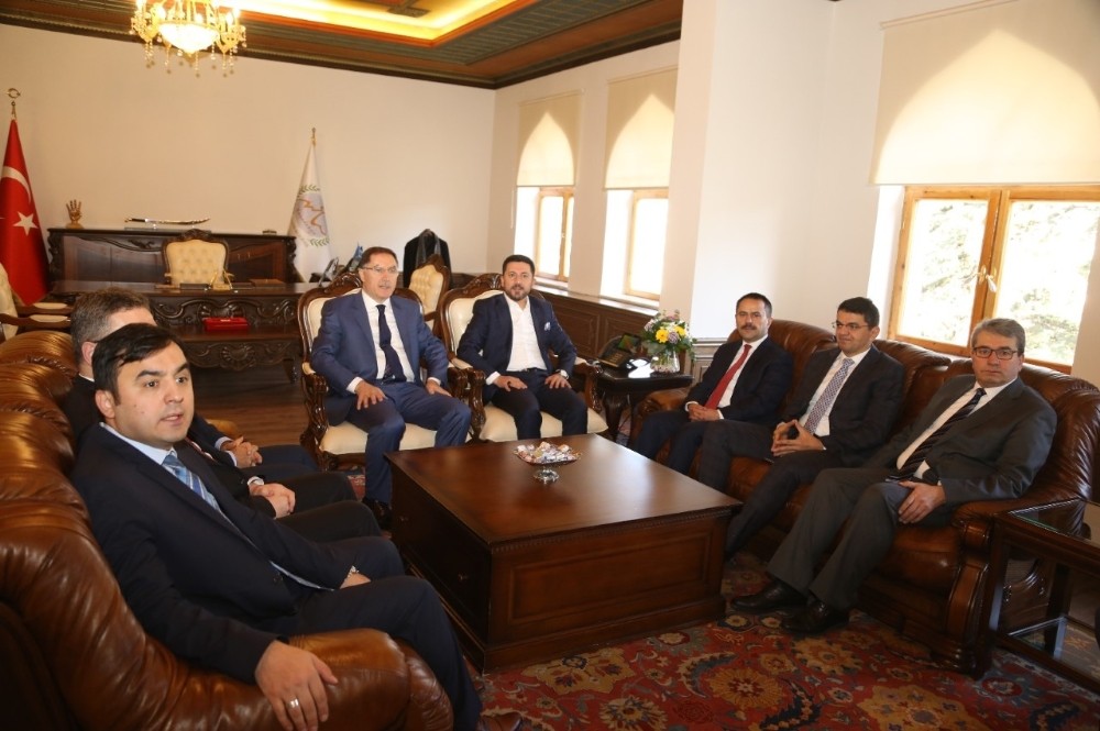 Kamu Başdenetçisi Şeref Malkoç, Belediye Başkanı Arı’yı ziyaret etti 