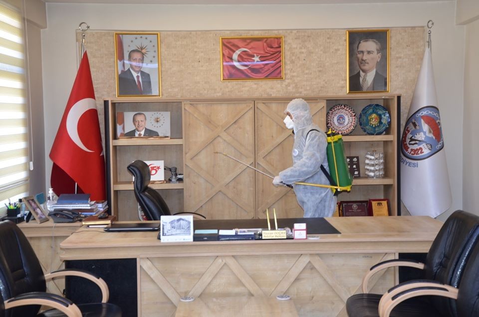 Kamu binaları dezenfekte ediliyor 