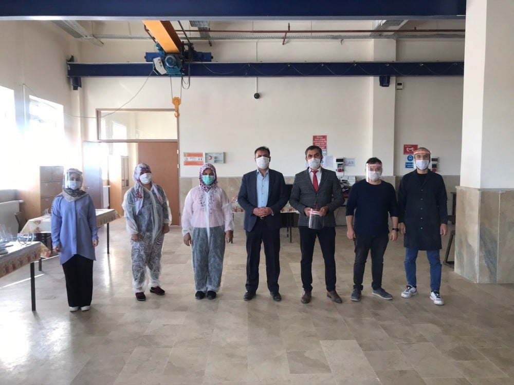 Kamu görevlileri için siper maske üretiyorlar 