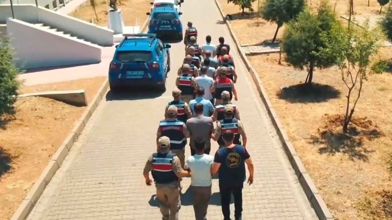 Kamu kurumlarının adını kullanıp dolandırıyorlardı... Yakalandılar!