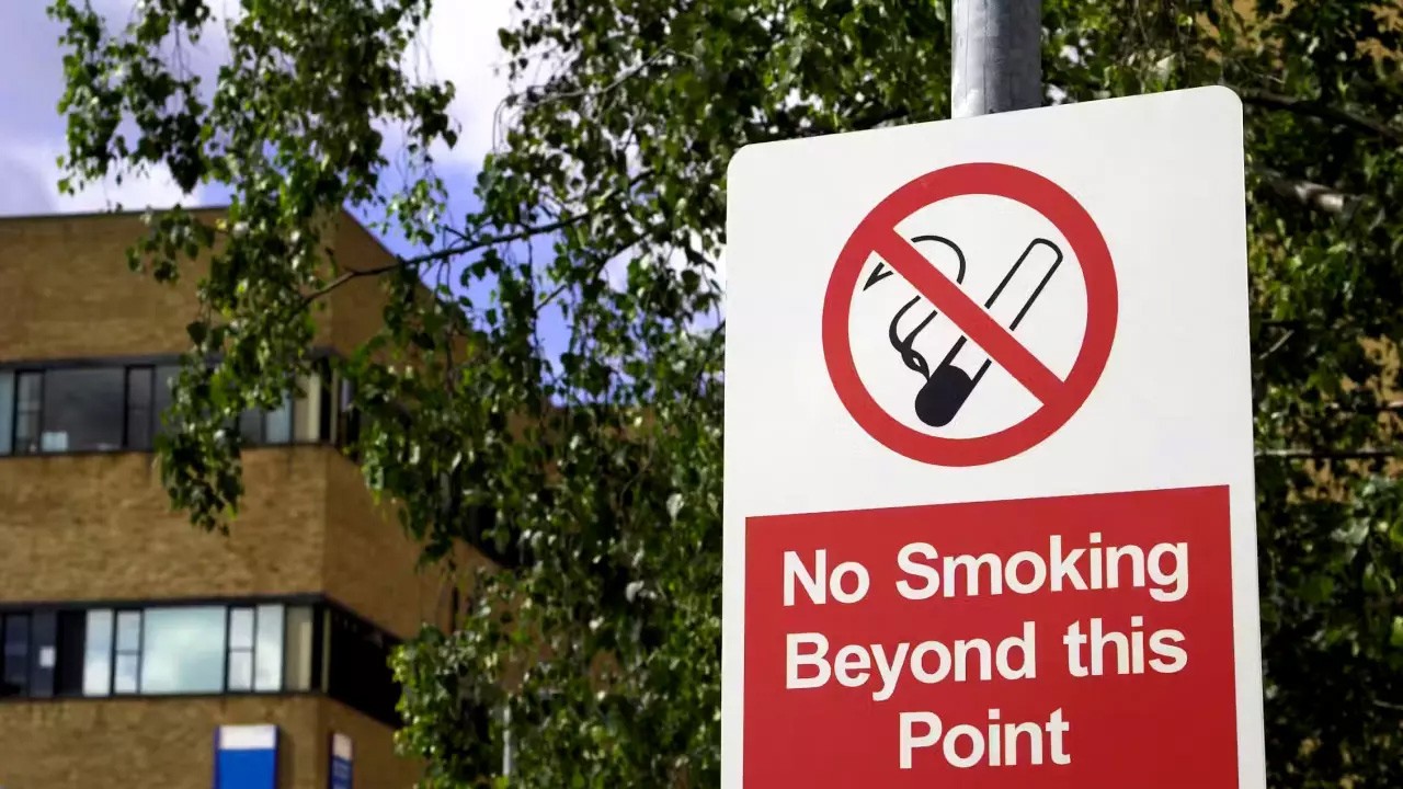 Kamusal alanlarda sigara içmeyi yasakladılar