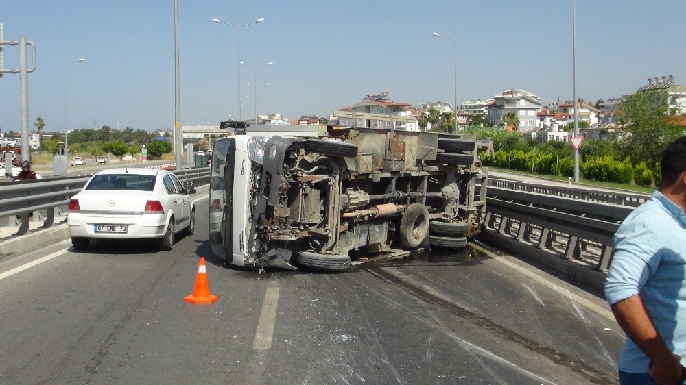 Kamyon bariyere çarparak devrildi 