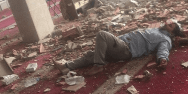Namaz esnasında kamyon camiye daldı!
