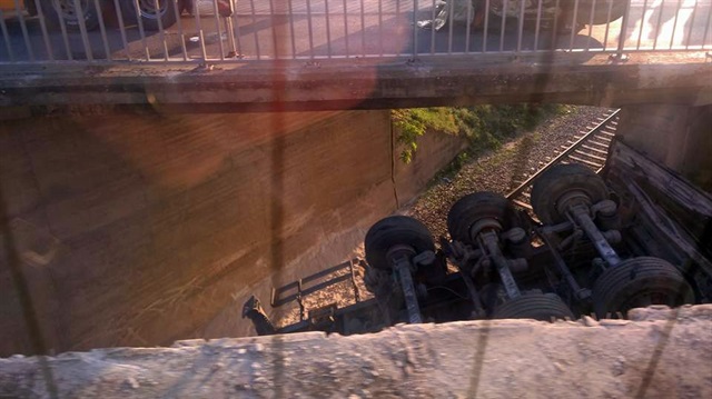 Kamyon demiryoluna düştü: Seferler durdu