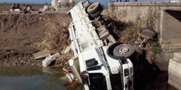 Kamyon dereye uçtu: 1 yaralı