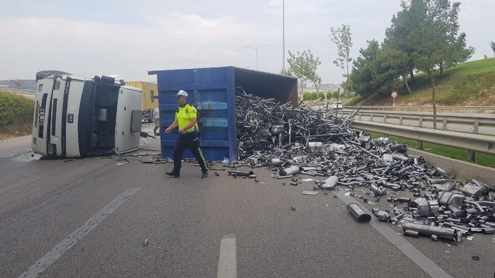 Kamyon devrildi, karayolu egzoz borusu doldu 