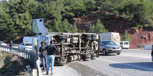 Kamyon devrildi, karayolunda ulaşım aksadı