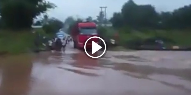 Kamyon dibi görünmeyen suya girince bakın ne oldu!