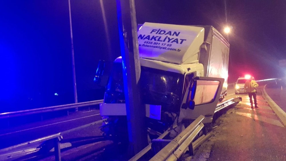 Kamyon elektrik direğine çarptı; 1 yaralı 
