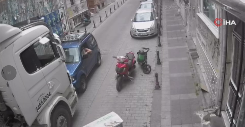 Kamyon ile cip kafa kafaya şoförleri yumruk yumruğa