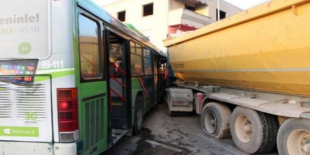 Kamyon ile İETT otobüsü çarpıştı! Çok sayıda yaralı ...