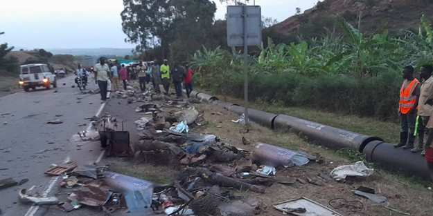 Kamyon ile minibüs kafa kafaya çarpıştı: 8 ölü!