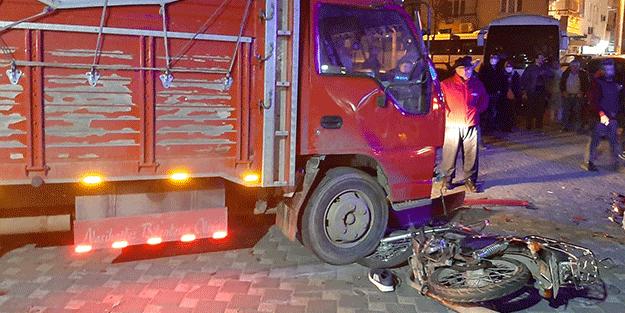 Kamyon ile motosiklet çarpıştı! 1 ölü 1 yaralı