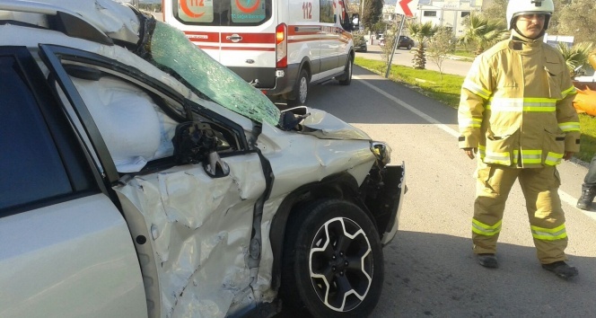 Kamyon ile otomobil çarpıştı: 1 yaralı