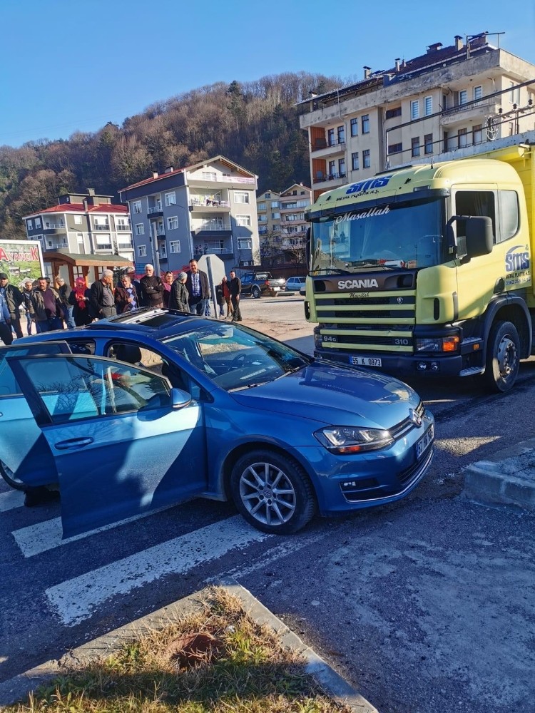 Kamyon ile otomobil çarpıştı: 4 yaralı 